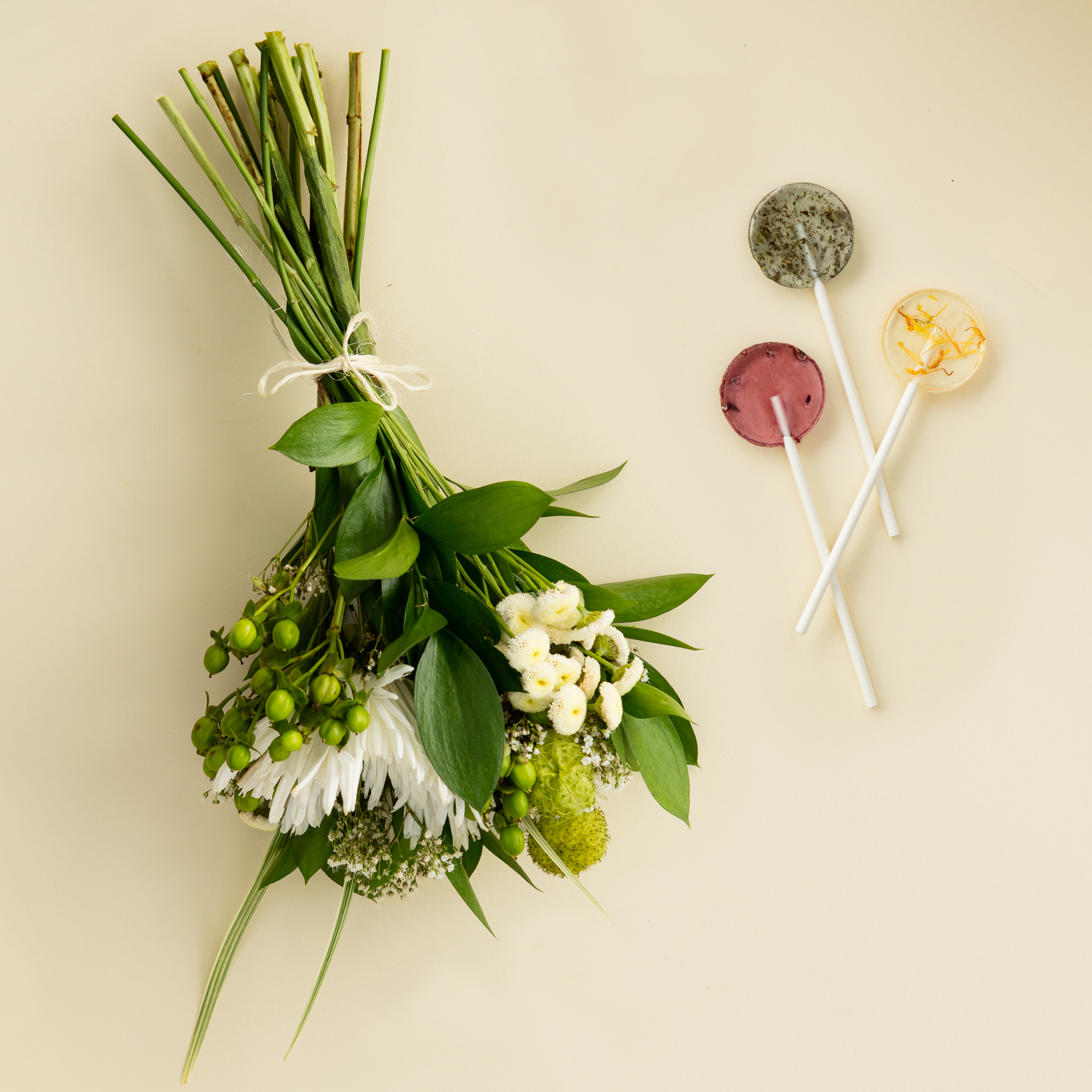 Eco-friendly lollipops and flowers